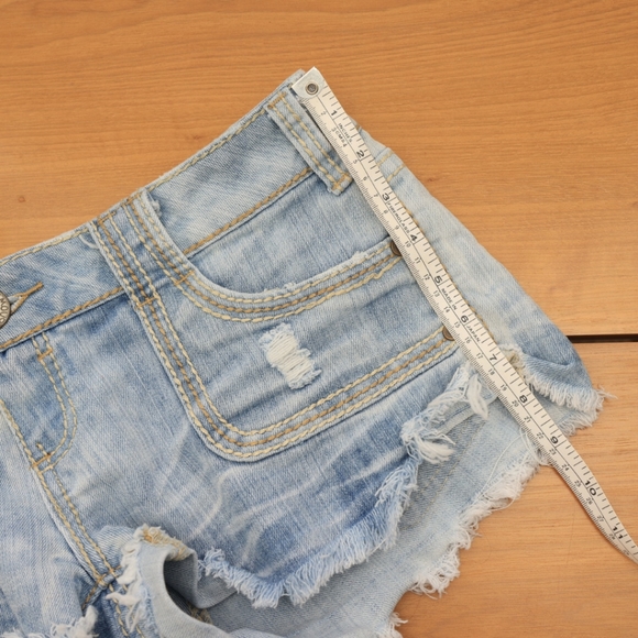 Super Cute Almost Famous Cutoffs - Picture 6 of 6